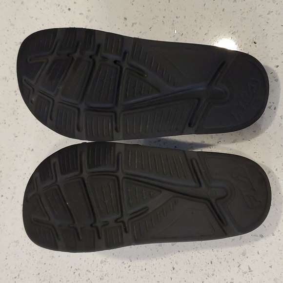 Fila slides - Picture 2 of 6